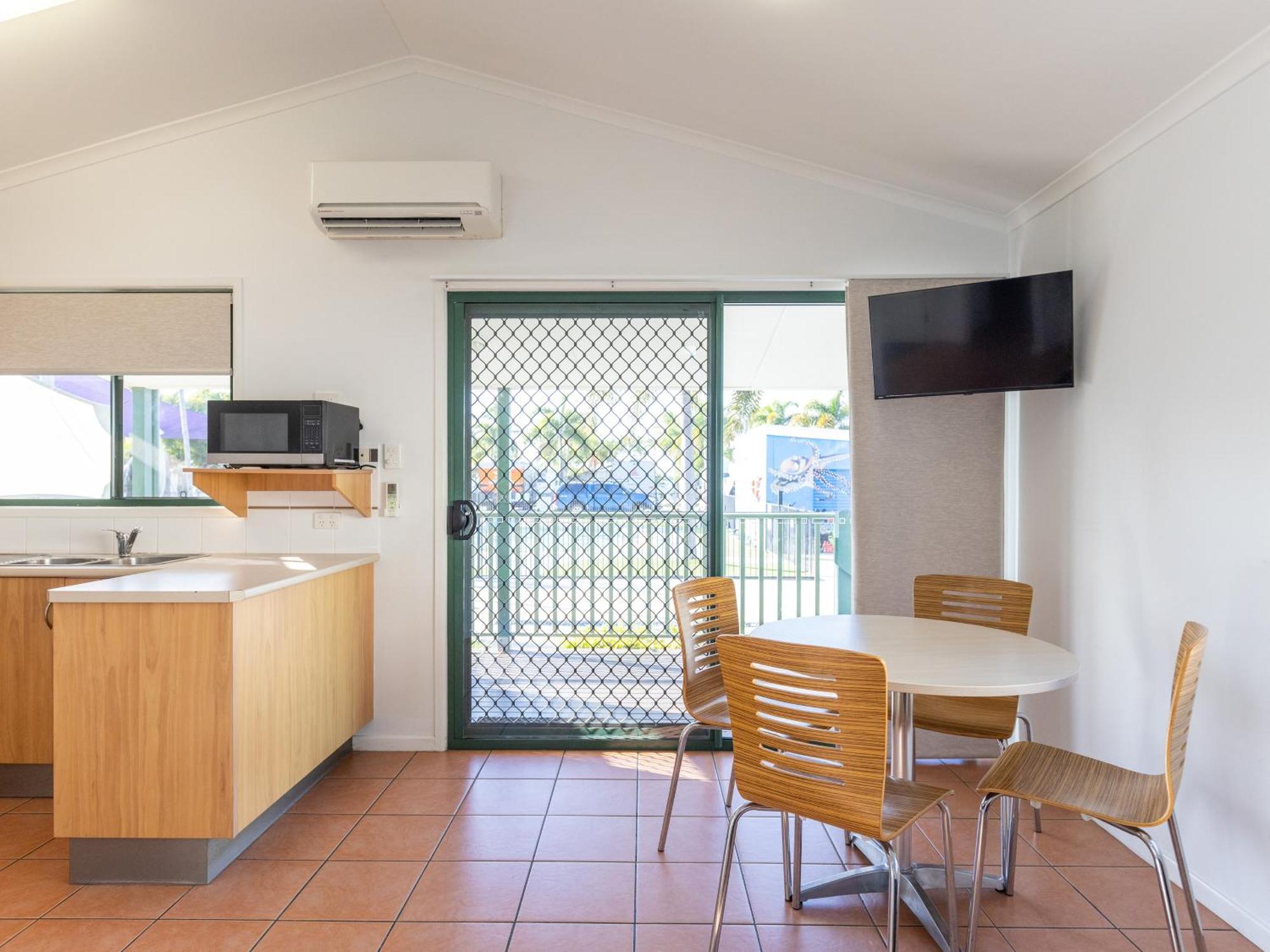 Nrma Bowen Beachfront Holiday Park Ruang foto